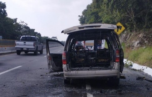 El incendio  de una camioneta sobre la autopista Tinajas-Cuitlahuac a la altura del km 18, generó el movimiento de grupos de auxilio de Capufe, quienes se trasladaron hasta el lugar de los hechos para tratar de sofocar dicho incendio. Solo se registraron pérdidas materiales. Posible causa un corto circuito. 
