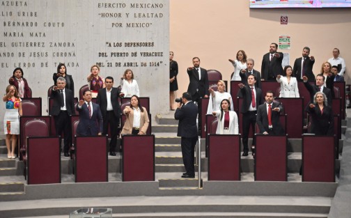 En el Congreso del Estado se celebró la Sesión Solemne para instalar la LXVII Legislatura. Tras integrarse la nueva Mesa Directiva, los 50 diputados rindieron protesta.