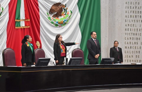 La LXVII Legislatura del Congreso de Veracruz comenzó su primer año de ejercicio constitucional con la conformación de la Mesa Directiva, encabezada por Tanya Carola Viveros Cházaro (MORENA) como presidenta;  vicepresidenta, Tania María Cruz Mejía, del Partido Verde Ecologista de México (PVEM); y Felipe Pineda Barradas, de MORENA, en la secretaría.