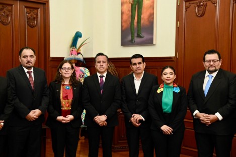 En cumplimiento del Artículo 15 de la Ley Orgánica del Poder Legislativo del Estado de Veracruz de Ignacio de la Llave, diputadas y diputados acudieron a los titulares de los Poderes Ejecutivo y Judicial para informarles a cerca de la legal constitución de la LXVII Legislatura, la elección de la Mesa Directiva y el inicio del Primer Periodo Ordinario de Sesiones.