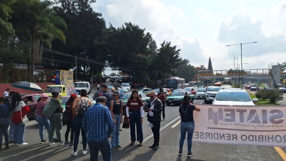 Integrantes del SIATEM bloquearon la avenida Lázaro Cárdenas frente a las oficinas de la SEV debido a que no eran atendidos por las autoridades de la dependencia, causando caos vial en el carril que va hacia México. 