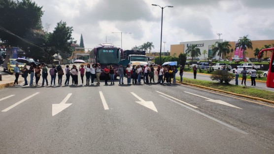 Integrantes del SIATEM bloquearon la avenida Lázaro Cárdenas frente a las oficinas de la SEV debido a que no eran atendidos por las autoridades de la dependencia, causando caos vial en el carril que va hacia México. 