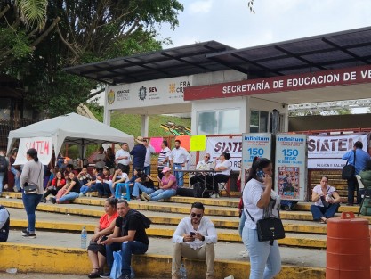 Ante el amago, fueron recibidos por el titular de la Secretaría de Educación, manteniendo su plantón en la entrada del edificio y la circulación fue liberada. 
