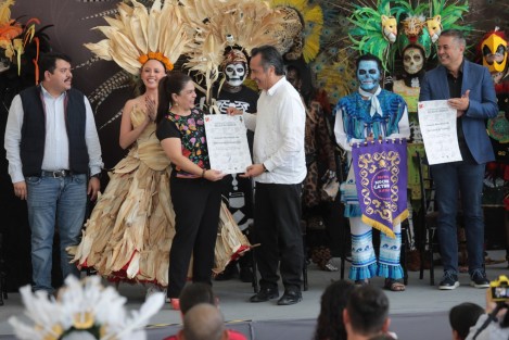 Como parte de su lucha por mantener vigente la rica tradición cultural de la entidad, el gobernador Cuitláhuac García Jiménez reconoció a las mejores representaciones participantes del Desfile de Catrinas y la Muestra de Altares Mágico Veracruz.
