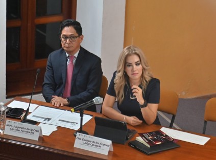 En las instalaciones del COLVER, se presentó el libro La corrupción en el Poder Judicial de la Federación, de la magistrada Denisse Ángeles Uribe Obregón presentes como invitados especiales el gobernador Cuitláhuac García Jiménez, Waltraud Martínez Olvera, jefa de la Oficina de Programa de Gobierno (Progob) entre otros distinguidos personajes.