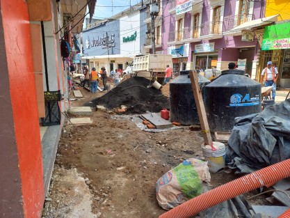 Las obras municipales continúan en el centro de Xalapa. Así la calle Abasolo. 