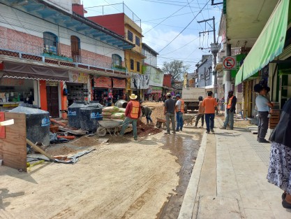 Las obras municipales continúan en el centro de Xalapa. Así la calle Abasolo. 