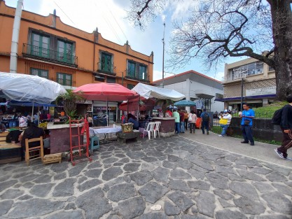 Debido a las obras en la calle Abasolo, comerciantes informales de esa calle se encuentran ubicados en la Plazuela del Carbón, lo que a más de un xalapeño recuerda cuando ese sitio estaba invadido por vendedores. 