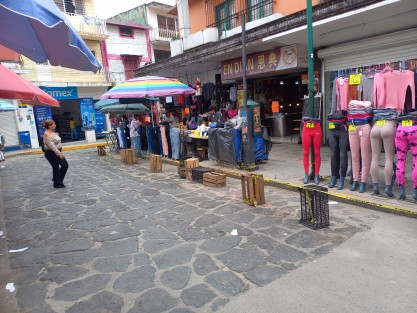 Debido a las obras en la calle Abasolo, comerciantes informales de esa calle se encuentran ubicados en la Plazuela del Carbón, lo que a más de un xalapeño recuerda cuando ese sitio estaba invadido por vendedores. 