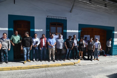 
Integrantes del Sindicato Unificador de los Trabajadores al Servicio del Estado y del Magisterio (SUTSEM) se manifestaron y tomaron las instalaciones del Seguro Social de los Trabajadores de la Educación del Estado de Veracruz (SSTEEV), ubicadas en la calle Morelos, en protesta por el despido injustificado de Adán Ponce, profesor sindicalizado, quien fue cesado en agosto sin motivo aparente.