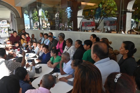 Los comerciantes explicaron que ellos se ganan la vida honradamente que incluso de ahí sale para mantener los estudios de sus hijos. 