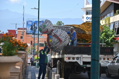 Trabajadores del ayuntamiento trasladaron los adornos navideños a el parque Juárez para su colocación en los próximos días.