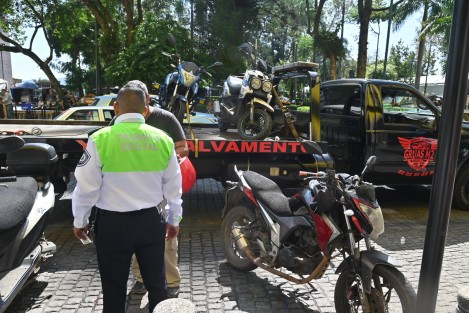 Varias motocicletas fueron llevadas por Tránsito del Estado luego de que fueron reportados por personas de los negocios cercanos al ser este un sitio prohibido para estacionarse.