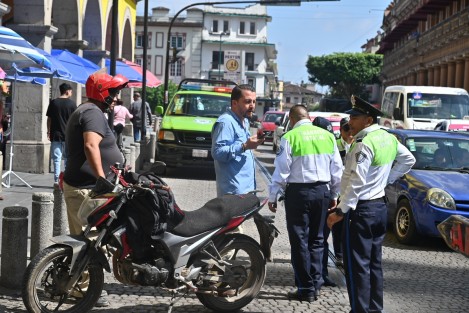 Varias motocicletas fueron llevadas por Tránsito del Estado luego de que fueron reportados por personas de los negocios cercanos al ser este un sitio prohibido para estacionarse.