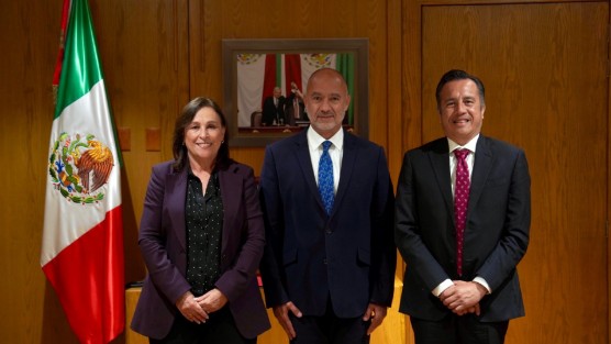 El gobernador Cuitláhuac García Jiménez se reunió con el titular de la Secretaría de Infraestructura, Comunicaciones y Transportes (SICT), Jesús Antonio Esteva Medina, quien informó se trabaja en la construcción de un carril provisional en el tramo Ciudad Mendoza-Acatzingo de la autopista Orizaba-Puebla, por el deslave ocurrido el 25 de octubre. En el encuentro participaron la gobernadora electa, Rocío Nahle García. 