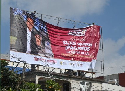 En el marco del 6o. Informe de Gobierno del Gobernador Cuitláhuac García.,  en varios puntos de la ciudad están siendo colocadas lonas con las acciones realizadas durante su gobierno. 