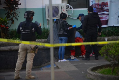 Un hombre aparentemente en situación de calle falleció frente a las instalaciones del Hospital Civil, la zona centro de Xalapa. A decir de testigos, personal del hospital lo atendió y dejó fuera, donde posteriormente falleció. 
