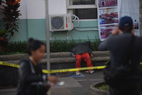 Un hombre aparentemente en situación de calle falleció frente a las instalaciones del Hospital Civil, la zona centro de Xalapa. A decir de testigos, personal del hospital lo atendió y dejó fuera, donde posteriormente falleció. 
