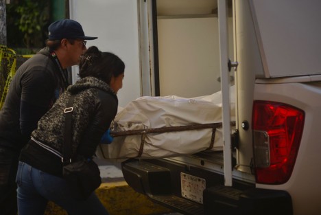Un hombre aparentemente en situación de calle falleció frente a las instalaciones del Hospital Civil, la zona centro de Xalapa. A decir de testigos, personal del hospital lo atendió y dejó fuera, donde posteriormente falleció. 

