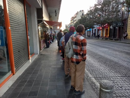 No por mucho madrugar te llega el Bienestar más temprano. Desde antes de la 7 a.m. esperando para recibir en mano su pensión en el centro de Xalapa. 