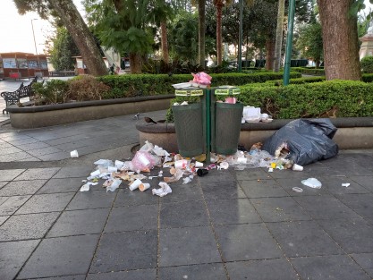 Así luce tempranito el parque Juárez frente al módulo de Turismo. Las constantes expo ventas en ese sitio generan demasiada basura y al parecer los trabajadores de Limpia Pública no se dan abasto... y miren que sí madrugan. 