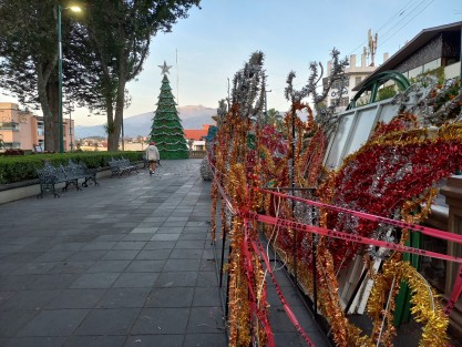 Extensa decoración navideña se está instalando en el parque Benito Juárez de Xalapa. 