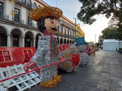 Extensa decoración navideña se está instalando en el parque Benito Juárez de Xalapa. 