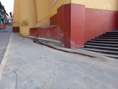 Lo que no se remodela es el uso como mingitorio que se da a un costado de la Catedral de Xalapa. La colocación de cámaras de vigilancia en el sitio permitirá la identificación de los miserables que dañan el patrimonio de la ciudad