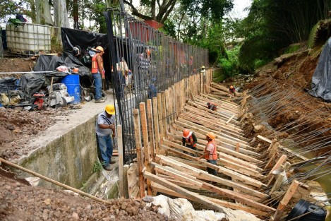  Como parte de la obra de canalización del arroyo y construcción de muro de contención que se realiza en la zona de la avenida Paseo de las Palmas, este miércoles se llevarán a cabo trabajos de colado de muros de las 16:00 a las 22:00 horas, por lo que se limitará la circulación en esta vialidad de acceso al 
fraccionamiento Las Ánimas. 