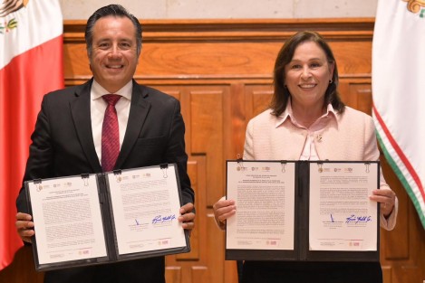 En Sala de Banderas de Palacio de Gobierno, se llevó a cabo la firma del Acta de Transición de la Administración Pública Estatal 2019-2024 y 2024-2030, acto encabezado por el gobernador de Veracruz, Cuitláhuac García Jiménez y la ejecutiva electa, Rocío Nahle García.