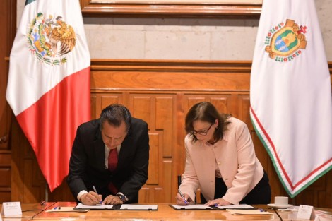 Firmaron el acta el gobernador Cuitláhuac García Jiménez y la gobernadora electa, Rocío Nahle García y atestiguaron los gabinetes entrante y saliente así como los contralores en funciones, Miguel Ángel Olivares Martínez y el entrante, Ramón Santos Navarro.