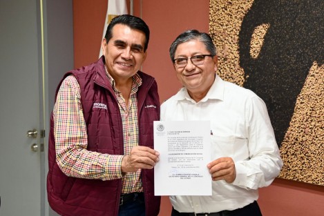 El presidente de la Junta de Coordinación Política de la LXVII Legislatura, diputado Esteban Bautista Hernández, entregó al periodista Esaú Valencia Heredia el nombramiento que le acredita como titular de la Coordinación de Comunicación Social del Congreso del Estado de Veracruz. 