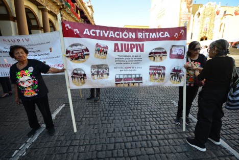 Integrantes de AJUPIV,  bloquearon con sus activaciones la calle Enríquez como cada jueves, provocando caos vial en el centro de la ciudad de Xalapa. Los automovilistas ya esperan las coreografías navideñas, ya que los pensionados están siempre acorde con las temporadas.