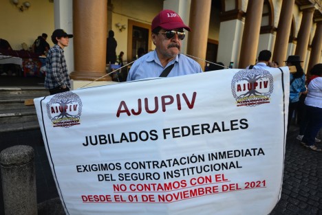 Por meses jubilados federales han reclamado prestaciones al Gobierno Estatal, mismo que ha estado pagando adeudos de hace años a jubilados estatales. 