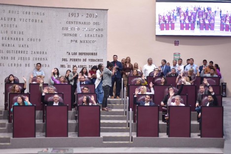 Ante la decisión del presidente municipal suplente de Playa Vicente, José Luis Mateos Silverio, de no ocupar el cargo por motivos de salud, el Pleno de la LXVII legislatura avaló por unanimidad, el acuerdo de la Junta de Coordinación Política (Jucopo), para que el ciudadano, Elvis Martínez Luis, Regidor Cuarto del Ayuntamiento, asuma dicha titularidad, previa protesta de ley ante el Cabildo.