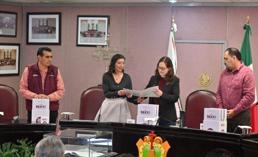 La jefa de la Oficina de Programa de Gobierno, Waltraud Martínez Olvera, entregó el Sexto Informe del Cuitláhuac García en el Congreso del Estado. Lo recibieron los diputados Tanya Carola Viveros presidenta de la mesa directiva y Esteban Bautista de la Junta de Coordinación Política.
