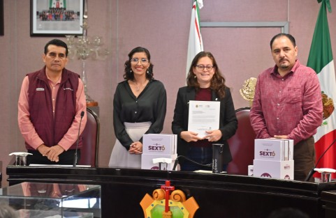 La jefa de la Oficina de Programa de Gobierno, Waltraud Martínez Olvera, entregó el Sexto Informe del Cuitláhuac García en el Congreso del Estado. Lo recibieron los diputados Tanya Carola Viveros presidenta de la mesa directiva y Esteban Bautista de la Junta de Coordinación Política.
