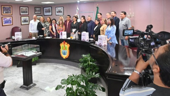 La jefa de la Oficina de Programa de Gobierno, Waltraud Martínez Olvera, entregó el Sexto Informe del Cuitláhuac García en el Congreso del Estado. Lo recibieron los diputados Tanya Carola Viveros presidenta de la mesa directiva y Esteban Bautista de la Junta de Coordinación Política.