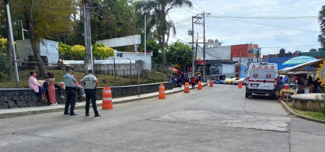 Desde las 8 de la mañana de este viernes, fue cerrada a la circulación la calle lateral al Centro de Cancerología en la capital veracruzana, en espera de la visita de la Presidenta Claudia Sheinbaum, quien llegaría cerca de las 3 de la tarde. 