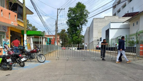 Desde las 8 de la mañana de este viernes, fue cerrada a la circulación la calle lateral al Centro de Cancerología en la capital veracruzana, en espera de la visita de la Presidenta Claudia Sheinbaum, quien llegaría cerca de las 3 de la tarde. 