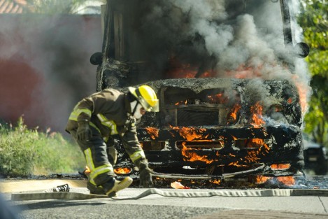 Un autobús se incendió sobre la calle Justo F. Fernández y bulevar Europa, al parecer por fallas en el sistema eléctrico. No hubo lesionados, sólo cuantiosos daños materiales. Bomberos de la ciudad de Xalapa sofocaron el fuego y en la zona se generó tráfico intenso.