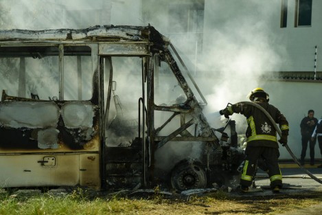 Un autobús se incendió sobre la calle Justo F. Fernández y bulevar Europa, al parecer por fallas en el sistema eléctrico. No hubo lesionados, sólo cuantiosos daños materiales. Bomberos de la ciudad de Xalapa sofocaron el fuego y en la zona se generó tráfico intenso.