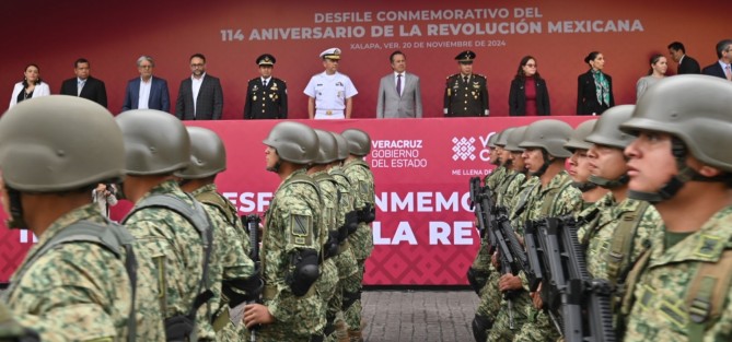 El gobernador Cuitláhuac García presidió el desfile cívico-militar conmemorativo por el 114 aniversario del inicio de la Revolución Mexicana fue acompañado por la presidenta del Poder Legislativo, miembros del gabinete, mandos Militares y titular de la FGE.