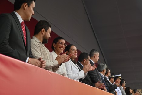 El gobernador Cuitláhuac García presidió el desfile cívico-militar conmemorativo por el 114 aniversario del inicio de la Revolución Mexicana fue acompañado por la presidenta del Poder Legislativo, miembros del gabinete, mandos Militares y titular de la FGE.