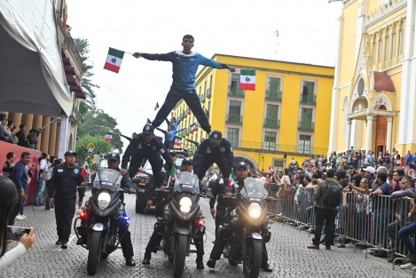 El gobernador Cuitláhuac García presidió el desfile cívico-militar conmemorativo por el 114 aniversario del inicio de la Revolución Mexicana fue acompañado por la presidenta del Poder Legislativo, miembros del gabinete, mandos Militares y titular de la FGE.  