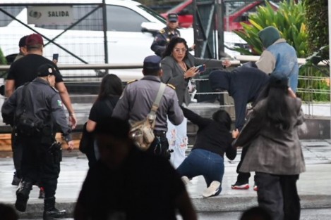 Durante la comparecencia del titular de la SSP, 3 hombres y 3 mujeres gritaron corrupto al diputado Héctor Yunes Landa. Al ser sacados del edificio uno de ellos intentó arrebatar el teléfono a una reportera, por lo que fue detenido. 