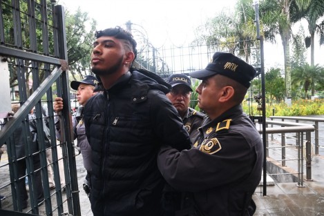 Durante la comparecencia del titular de la SSP, 3 hombres y 3 mujeres gritaron corrupto al diputado Héctor Yunes Landa. Al ser sacados del edificio uno de ellos intentó arrebatar el teléfono a una reportera, por lo que fue detenido. 
