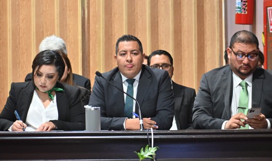  Con la presencia de algunos legisladores el secretario de Medio Ambiente, Juan Carlos Contreras Bautista, compareció ante diputados del Congreso del Estado.