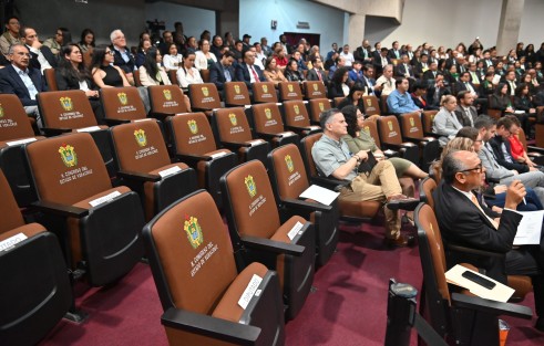  Con la presencia de algunos legisladores el secretario de Medio Ambiente, Juan Carlos Contreras Bautista, compareció ante diputados del Congreso del Estado.