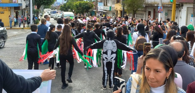 Ante la falta de participación en desfiles oficiales, alumnos de escuelas primarias de la capital realizan pequeños desfiles en calles aledañas a sus planteles.